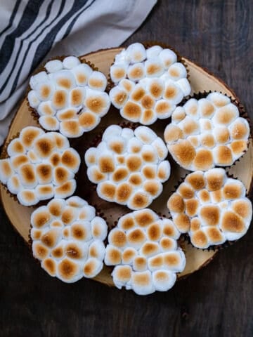 8 Brownie Scotcheroos Marshmallow cups on a round serving board