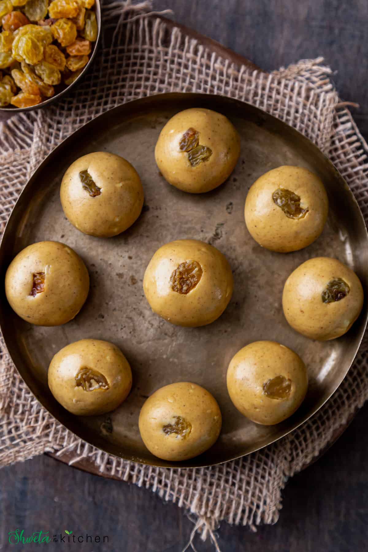 Besan ladoo arranged in circle on round plate