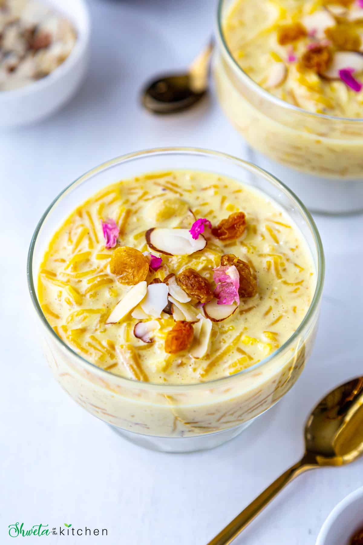 Bowl of vermicelli kheer garnished with nuts